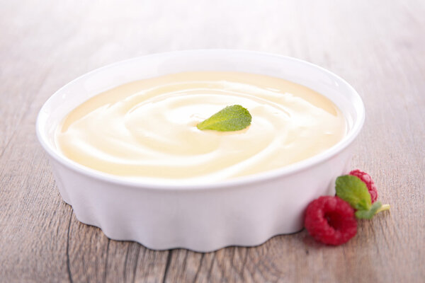 Десерт с ванильным кремом и ягоды
