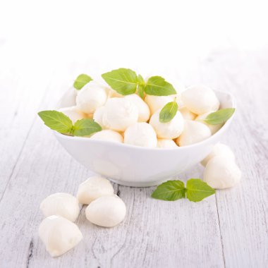 mozzarella ve fesleğen