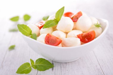 domates ve fesleğen mozzarella salatası
