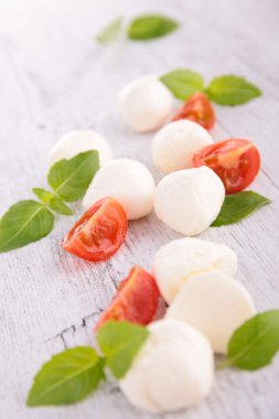 mozzarella ve fesleğen