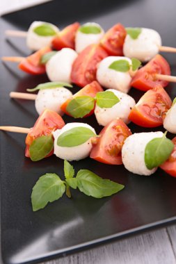 Mozzarella peyniri, domates ve fesleğen ile