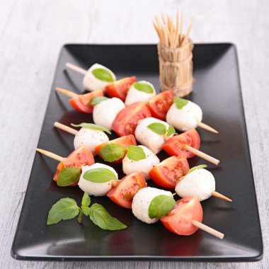 Mozzarella peyniri, domates ve fesleğen ile