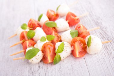 domates, mozzarella ve fesleğen