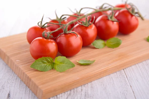 Pomidor na deski do krojenia — Zdjęcie stockowe