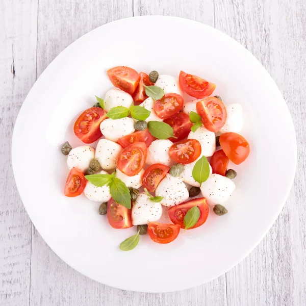 Tomaten, Mozzarella und Basilikum — Stockfoto