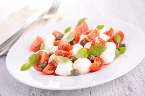 Tomaten, Mozzarella und Basilikum — Stockfoto