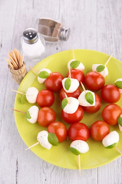 Aperitivo, mussarela e tomate — Fotografia de Stock