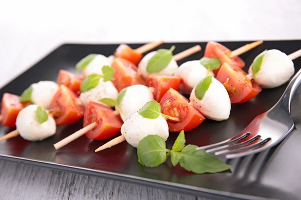 Queijo mussarela com manjericão e tomate — Fotografia de Stock