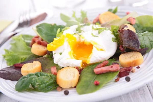 Salad with poached egg — Stock Photo, Image