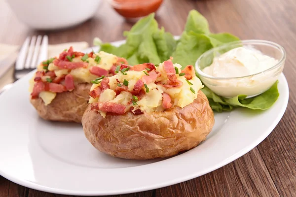 Baked potato with bacon — Stock Photo, Image