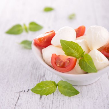 mozzarella ve fesleğen salata