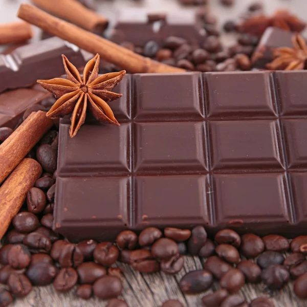 Barra de chocolate e espécies — Fotografia de Stock