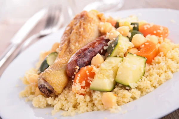 Couscous, Gemüse und Fleisch — Stockfoto