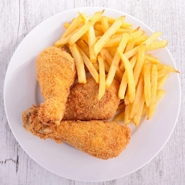 Pollo fritto e patatine — Foto Stock