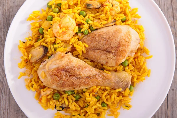 Rice, pea and chicken leg — Stock Photo, Image
