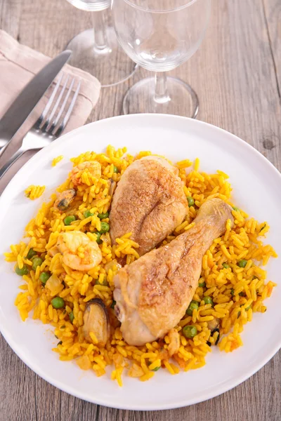 Rice, pea and chicken leg — Stock Photo, Image