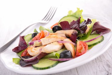 Tavuk salatası