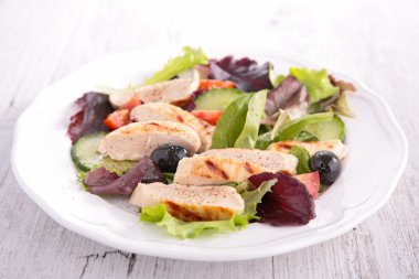Tavuk salatası