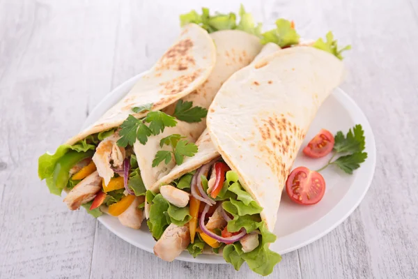 Fajita com legumes e frango — Fotografia de Stock