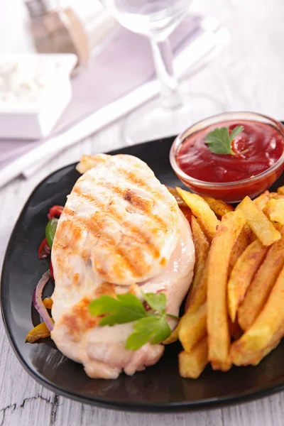 Poitrine de poulet grillée et frites — Photo