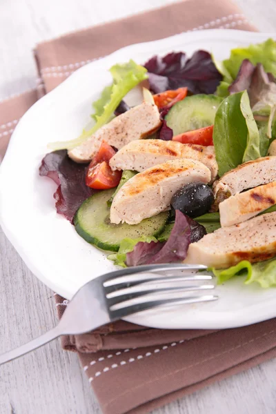 Salat mit Hühnerbrust — Stockfoto
