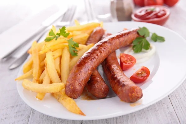 Salsicha grelhada e batatas fritas — Fotografia de Stock