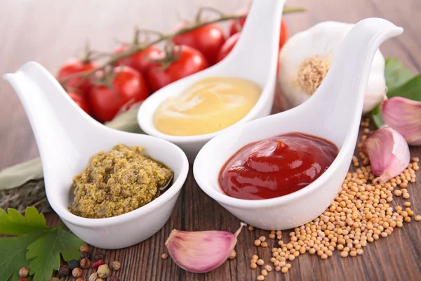 Ketchup, Mayonnaise und Pesto — Stockfoto