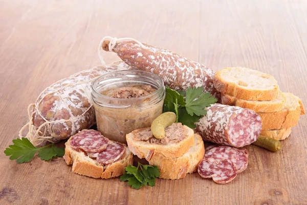 Brot, Salami und Pastete — Stockfoto