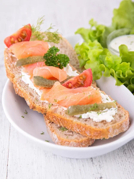 Bread and salmon — Stock Photo, Image