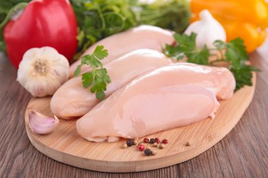 Çiğ tavuk göğsü.