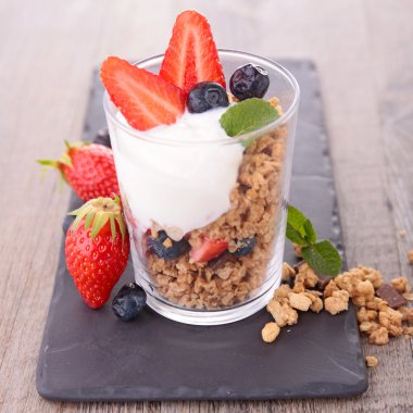 gevrek, meyve ve yoğurt