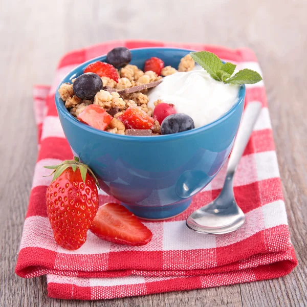 Granola,fruit and yogurt — Stock Photo, Image
