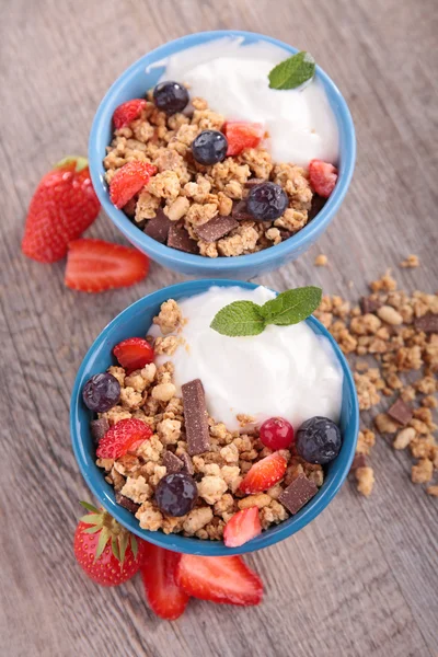 Granola, fruta y yogur — Foto de Stock