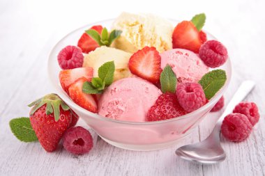 Berry ve vanilyalı dondurma