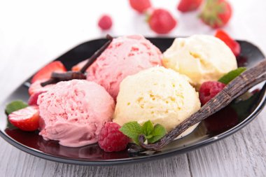 Berry ve vanilyalı dondurma