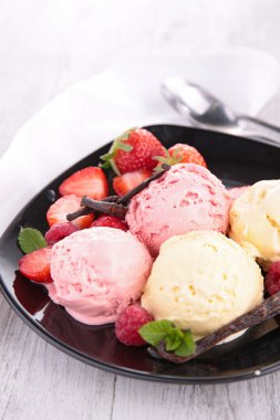 Berry ve vanilyalı dondurma