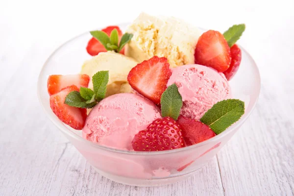 Berry and vanilla ice cream — Stock Photo, Image
