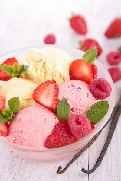 Beeren- und Vanilleeis — Stockfoto