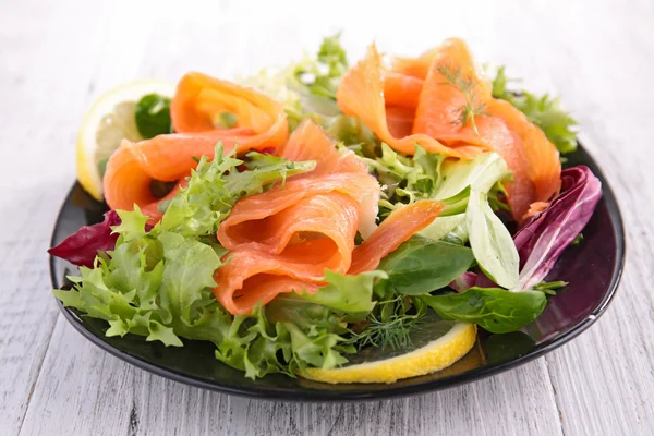 Plantaardige salade met zalm — Stockfoto