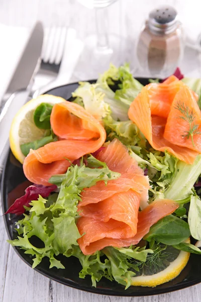 Овочевий салат з лососем — стокове фото