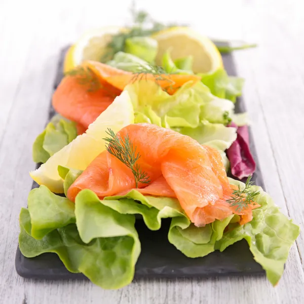 Salada de legumes com salmão — Fotografia de Stock