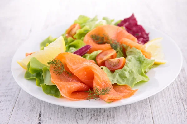 Salada de salmão — Fotografia de Stock