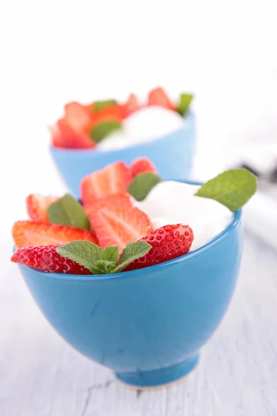 Jahoda a jogurt — Stock fotografie