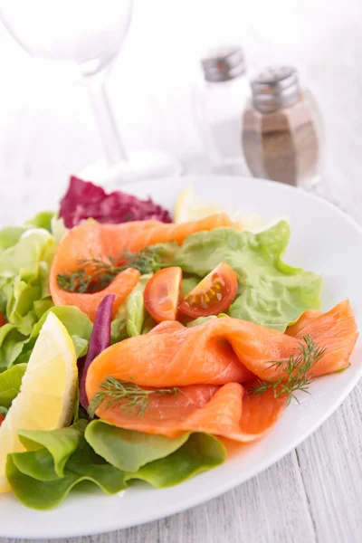 연어와 야채 샐러드 — 스톡 사진