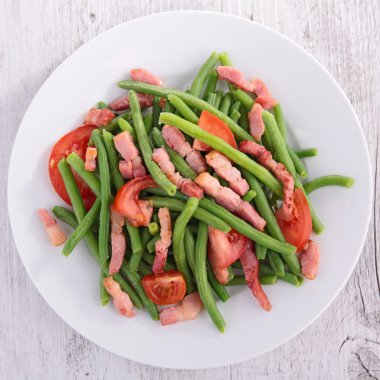 Салат з Бін, бекон і помідорами
