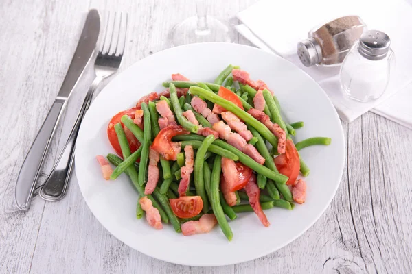 Ensalada con frijol, tocino y tomate —  Fotos de Stock