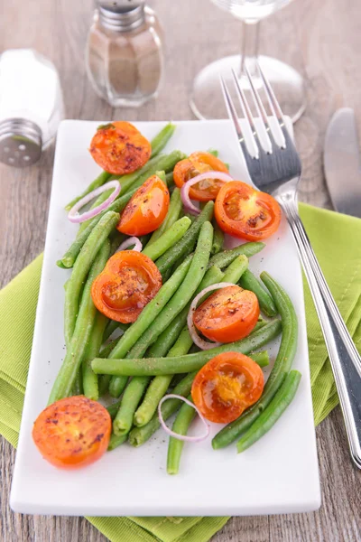 Салат из зеленой фасоли с помидорами — стоковое фото