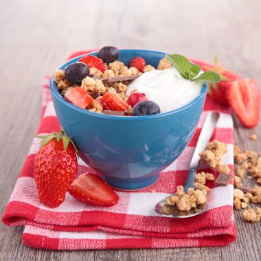 çilek ile müsli