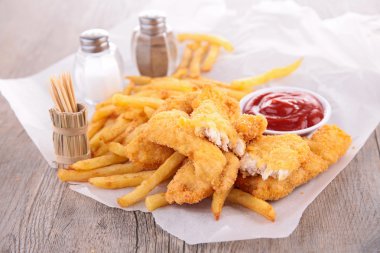 patates kızartması ve kızarmış nuggets