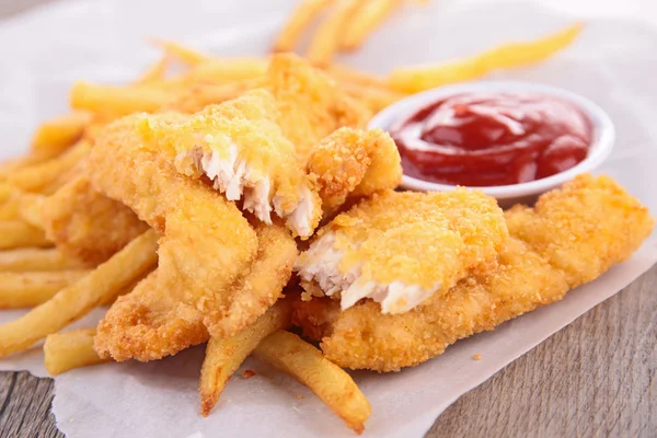 Pommes frites och stekt nuggets — Stockfoto